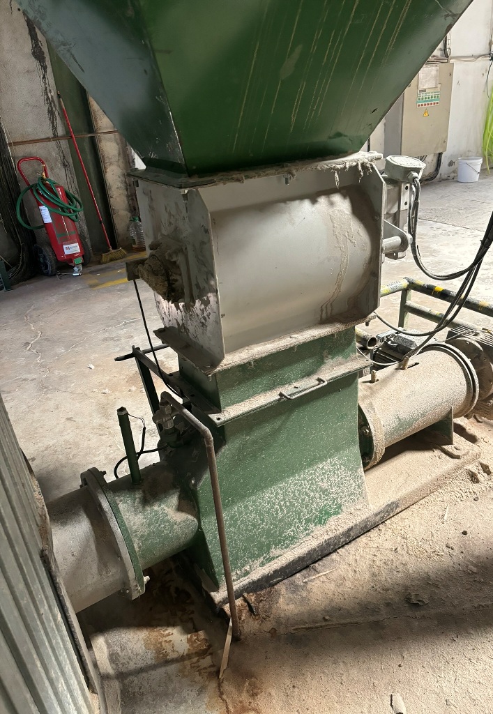 Sawdust feeder endless screw Sawdust feeder endless screw